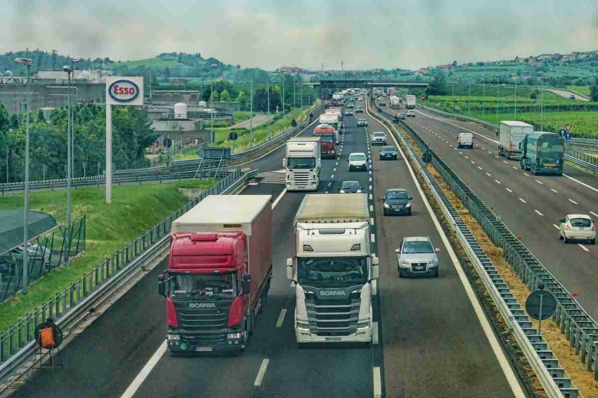 Le regole per viaggiare in autostrada sono rigide. Se non le segui rischi una dura sanzione. Ecco quali sono. 