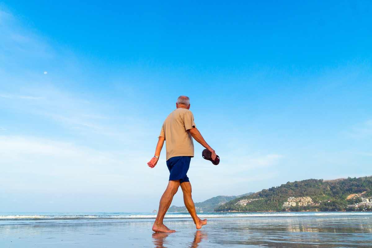 uomo spiaggia 